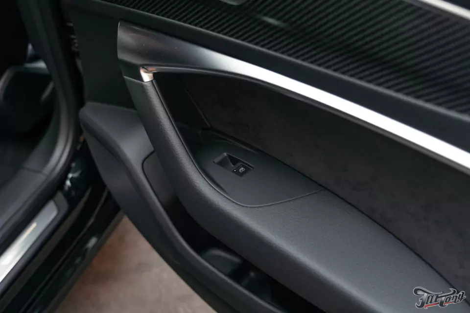 Классический карбон под матовым лаком в салоне Audi A7 и комплекс детейлинг-услуг